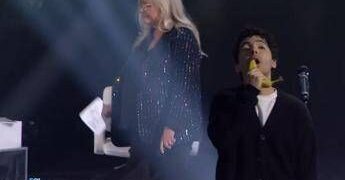 Fulminacci svela il playback a Domenica In e canta con una… banana