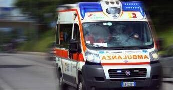Furgone con braccianti a bordo si ribalta nel Foggiano, un morto e 7 feriti