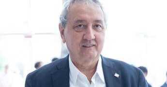 Gaffe Pd e M5S, onoreficenza del giornalista Romoli ‘scambiata’ per croce celtica. Barelli: “Caccia al nemico rende scemi”