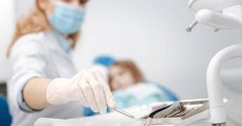 Gas esilarante contro la paura del dentista, sedazione cosciente per riavvicinare gli italiani alle cure