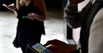 Gen Z e la “telefobia”. Ecco perché oggi si preferiscono i messaggi alle chiamate