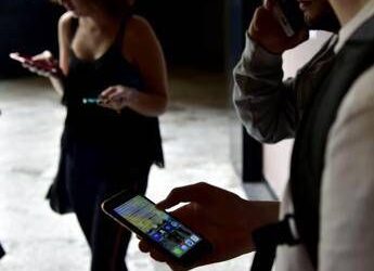 Gen Z e la “telefobia”. Ecco perché oggi si preferiscono i messaggi alle chiamate