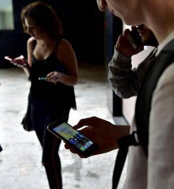 Gen Z e la “telefobia”. Ecco perché oggi si preferiscono i messaggi alle chiamate