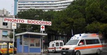 Genova, diciassettenne accoltellato alla schiena in centro storico