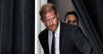 Harry e Meghan umiliati, 33mila firme contro il viaggio in Australia pagato dai contribuenti