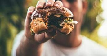 I cibi ultraprocessati riducono fertilità maschile e crescita degli embrioni: lo studio