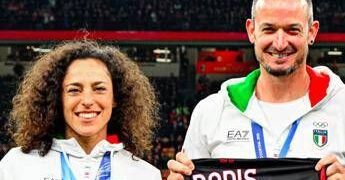 Il Milan ‘abbraccia’ Brignone e Paris prima del derby con l’Inter: il tributo ai medagliati di Milano Cortina