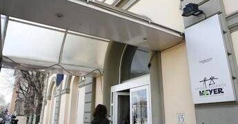 Incidente a Prato, bambina di 5 anni travolta da un’auto: è grave﻿