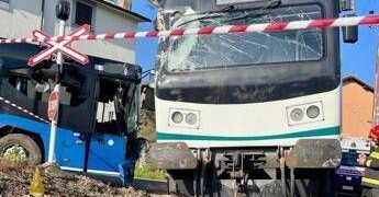 Incidente a Viterbo, si scontrano treno e pullman al passaggio a livello: studenti feriti
