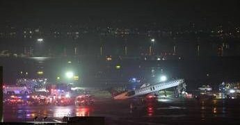 Incidente all’aeroporto LaGuardia di New York, aereo in fase di atterraggio si scontra con un veicolo