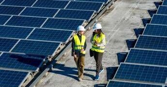 Indagine, presenza femminile nelle rinnovabili si ferma al 35%