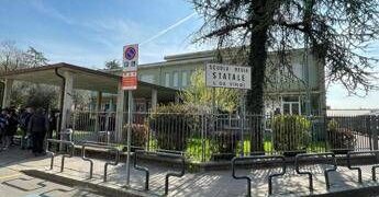 Insegnante accoltellata da studente a Bergamo, migliorano condizioni: uscita da terapia intensiva