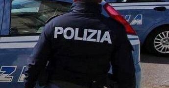Inseguimento a Ostia, auto in fuga dalla polizia investe due ragazze