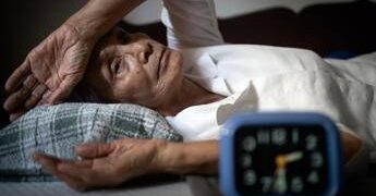 Insonnia degli anziani disturbo sottovalutato, i consigli di Garattini