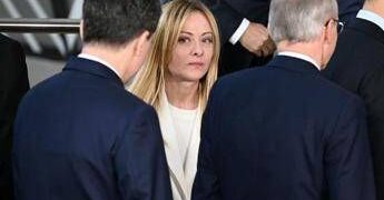 Iran, Meloni: “Nessuno pensa a missione militare per forzare blocco Hormuz”