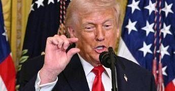 Iran, Stati Uniti attaccano isola di Kharg. Trump: “Teheran apra lo Stretto di Hormuz”