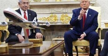 Iran, Trump: “Non mando soldati”. Netanyahu: “Regime sta cedendo”