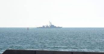 Iran, nave cinese attravera Hormuz e sfida il blocco di Trump. Oggi primi colloqui Israele-Libano – Diretta