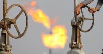 Iran, petrolio arriva a 105 dollari al barile: prezzo record da luglio 2022
