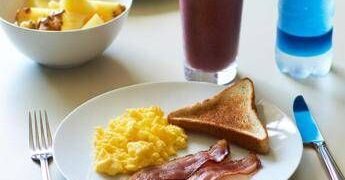 La colazione ideale? Abbondante con fibre o proteine, lo studio spiega perché