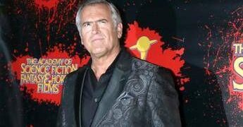 La star di ‘La Casa’ Bruce Campbell rivela di avere il cancro: “Ma non temete, sono un vecchio figlio di putt…”
