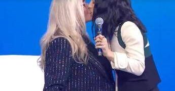 Levante dopo Sanremo: “Non c’è stata censura”. E poi bacia in diretta Mara Venier