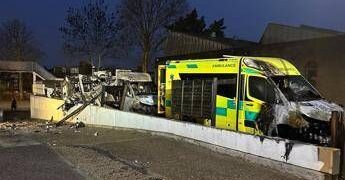 Londra, date alle fiamme ambulanze di organizzazione ebraica. Starmer: “Sconvolgente incendio a sfondo antisemita”