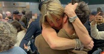 Malpensa, atterrato volo con 200 studenti bloccati a Dubai: li accoglie un lungo applauso