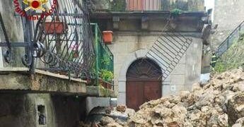 Maltempo Calabria, crolla muro a ridosso di una chiesa nel Reggino: auto travolte dai detriti