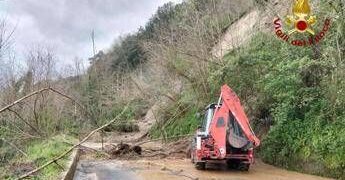 Maltempo in Calabria, frane e strade allagate. Nel Vibonese crolla atrio in una scuola
