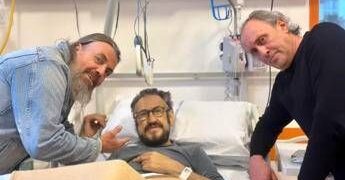 Marco Giallini operato al femore, i colleghi: “Caduto perché un cane gli è saltato addosso”