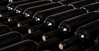 Maxi furto nella cantina Antinori in Toscana, rubate 30mila bottiglie per 5 milioni di euro: caccia alla banda