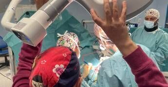 Medicina, intervento neurochirurgico da sveglio con ipnosi, rimossa lesione cervello