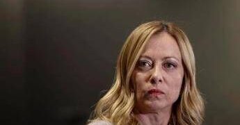 Meloni: “Mi contestano se parlo e dicono che scappo se non parlo, preferirebbero non esistessi”