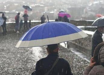 Meteo, ancora maltempo con temporali e piogge intense al Centro-Sud: da domenica torna il sole