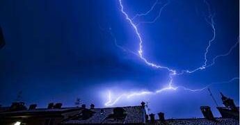 Meteo, cambia tutto nel weekend: tornano piogge e temporali al Centro-Sud