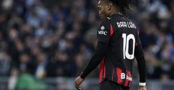 Milan, Leao prima punta non piace ai tifosi: “Perché gioca lì?”