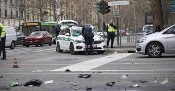 Moto passa con il rosso e si schianta contro un taxi a Milano: morti due giovani