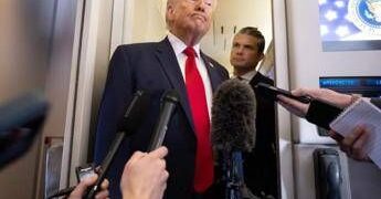 Navi Usa in fiamme e propaganda, Trump: “L’Iran vince le guerre solo con l’IA”