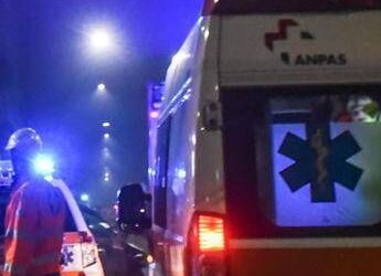Novara, auto contro un palo sulla statale 229: morto un 21enne
