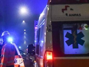 Novara, auto contro un palo sulla statale 229: morto un 21enne