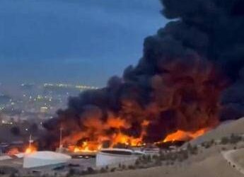 Nubi nere sopra Teheran, medici ambiente: “Piogge acide e gas nocivi”