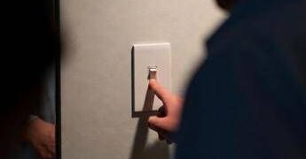 Ora legale e risparmio, sulla bolletta non pesa solo l’illuminazione