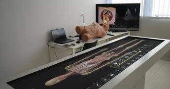 Pazienti-robot, simulatori e visori 3D per formare giovani medici