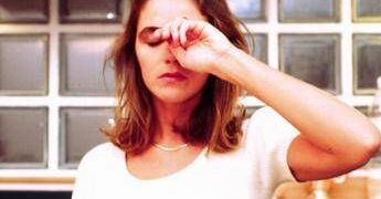 Perché l’insonnia è femmina: ‘più diffusa tra le donne per le oscillazioni ormonali’