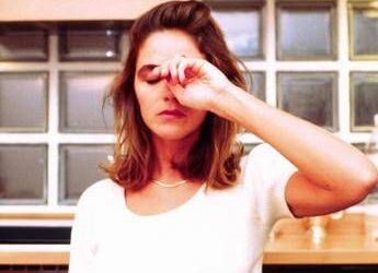 Perché l’insonnia è femmina: ‘più diffusa tra le donne per le oscillazioni ormonali’