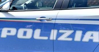 Prima l’aggressione con spray al peperoncino, poi la coltellata alla schiena: 21enne ricoverato a Genova