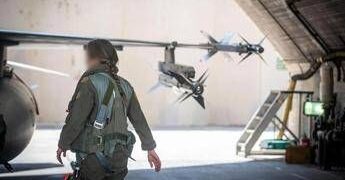 Quel femminismo targato “F-16”: donne in guerra per le donne