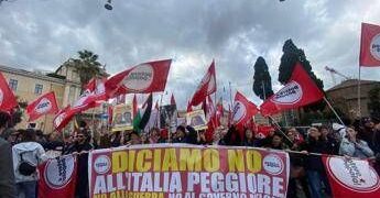 Referendum, a Roma corteo per il ‘no’: “Contro il governo e la guerra”