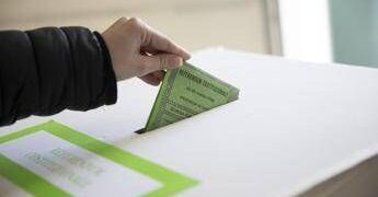 Referendum, in tv volano gli speciali sul voto e Mentana fa il botto